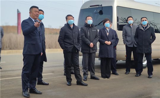 9.王润总司理向视察组向导汇报项目情形_副本.png