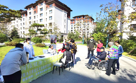 2.药业公司联合养老公司举行义诊活动_副本.jpg