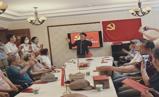 2024年7月1日，，，，，，，养老公司长影家举行“七一建党节座谈会”_副本.jpg