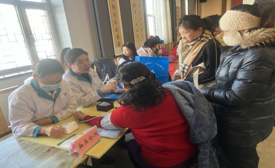 23.医疗公司与天宝社区联合举行义诊活动_副本.jpg