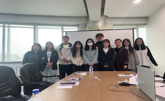 24.长春大学学子与TG反波胆康健工业集团居家事业部员工合影留念_副本.jpg